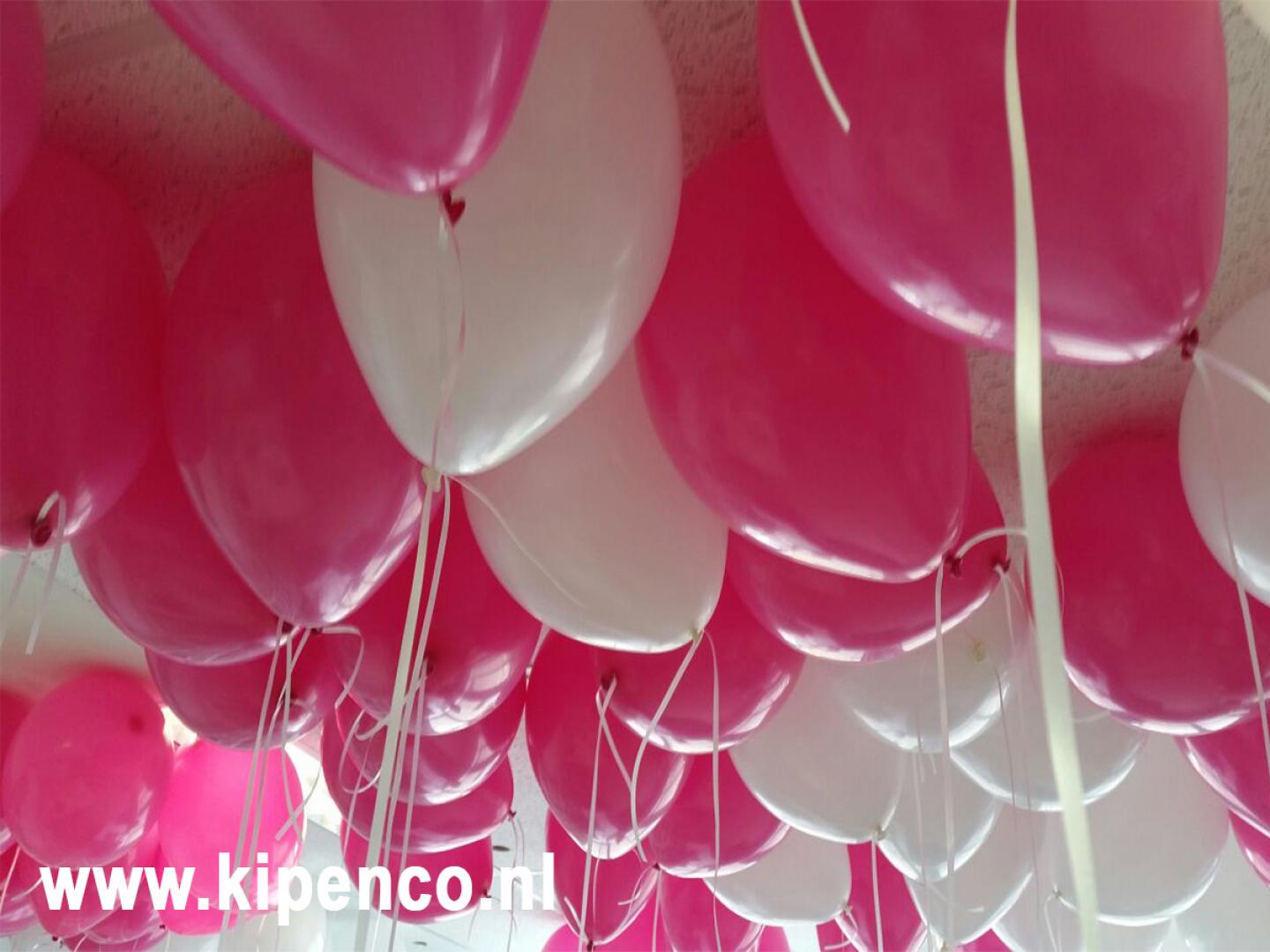 losse helium ballon binnen plafond
